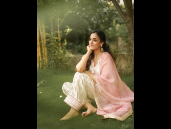  alt="Kanikka Kapur"