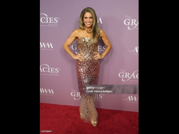  alt="Danielle Fishel"