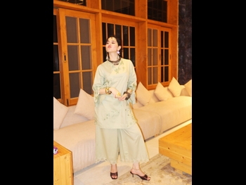  alt="Hania Aamir"