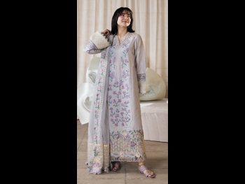  alt="Hania Aamir"