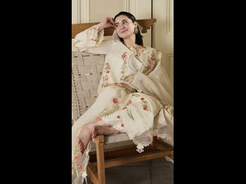  alt="Hania Aamir"