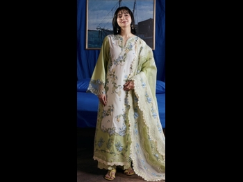  alt="Hania Aamir"