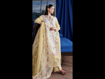  alt="Hania Aamir"