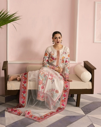 Hania Aamir