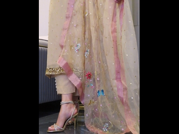  alt="Himanshi Khurana"
