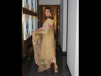  alt="Himanshi Khurana"