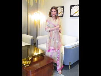  alt="Himanshi Khurana"