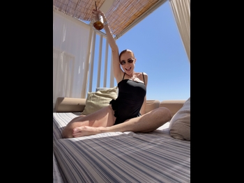  alt="Angela Scanlon"
