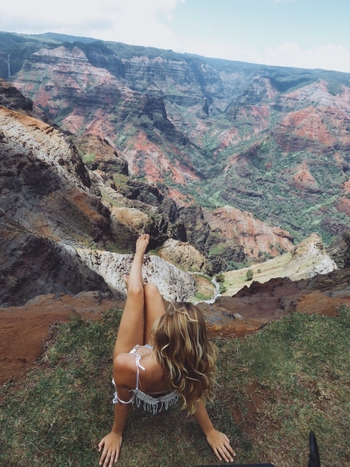 Alexis Ren