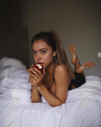 Alexis Ren