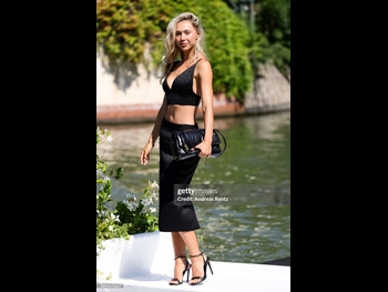  alt="Alexis Ren"