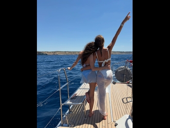  alt="Amber Davies"