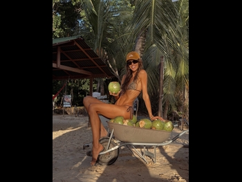  alt="Izabel Goulart"