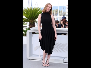  alt="Hannah Einbinder"