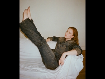  alt="Hannah Einbinder"