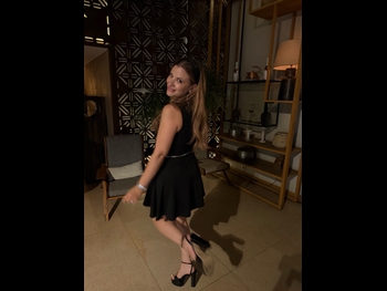  alt="Laura Naries"
