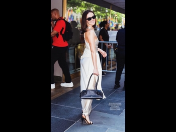 alt="Zoey Deutch"