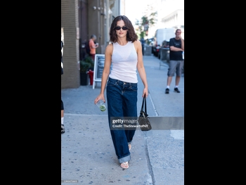  alt="Zoey Deutch"