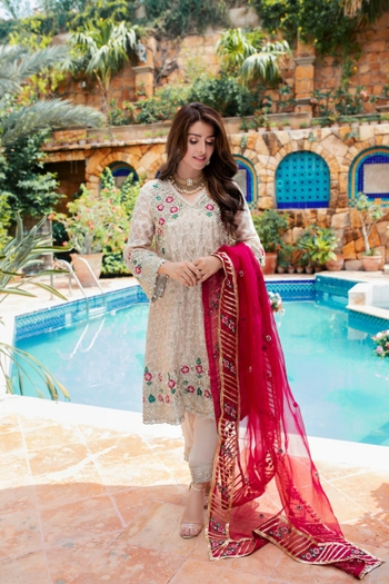 Ayeza Khan