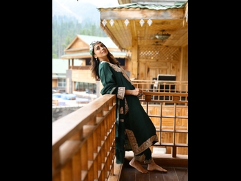  alt="Shriya Saran"