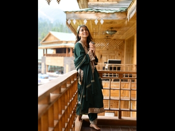  alt="Shriya Saran"