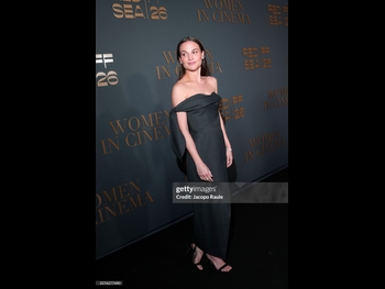  alt="Alicia Vikander"