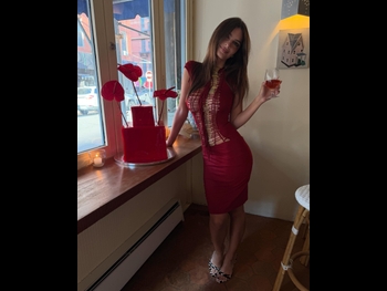  alt="Emily Ratajkowski"