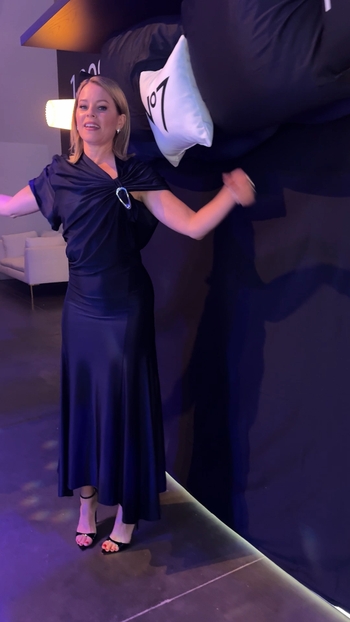 Elizabeth Banks (II)