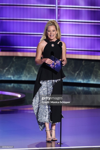 Elizabeth Banks (II)