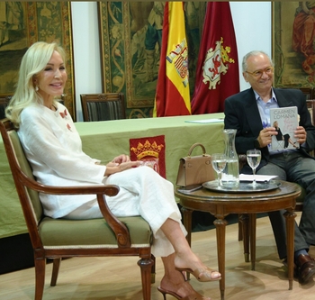 Carmen Lomana