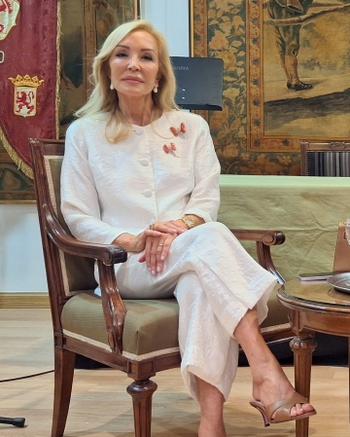 Carmen Lomana