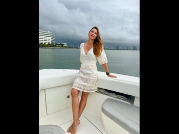  alt="Helen Lindes"