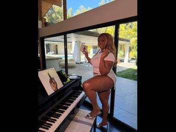  alt="Lizzo"