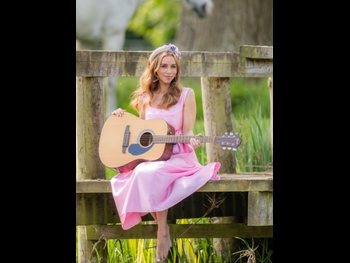  alt="Una Healy"