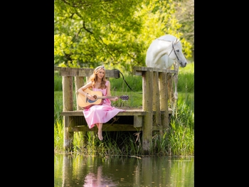  alt="Una Healy"