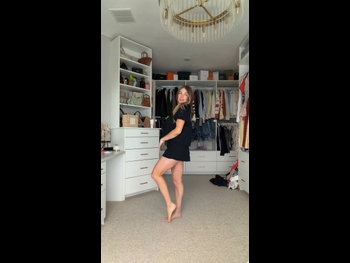  alt="Lindsay Arnold"