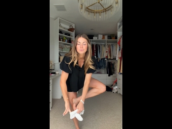  alt="Lindsay Arnold"