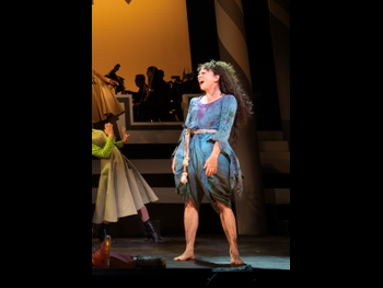  alt="Sutton Foster"