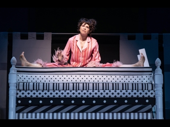  alt="Sutton Foster"