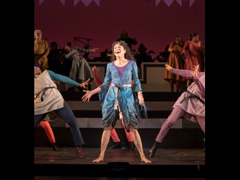  alt="Sutton Foster"