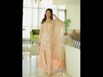  alt="Kinza Hashmi"