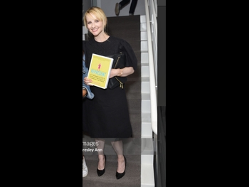  alt="Melissa Rauch"