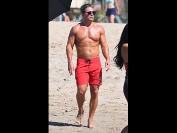  alt="Stephen Amell"