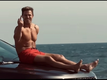  alt="Stephen Amell"