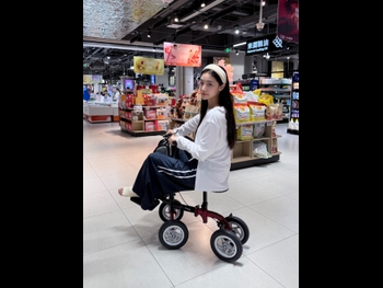  alt="Jiaqi Xu"