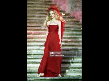 alt="Claudia Schiffer"