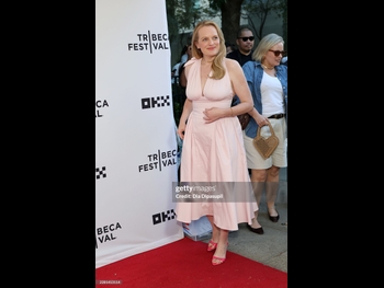  alt="Elisabeth Moss"