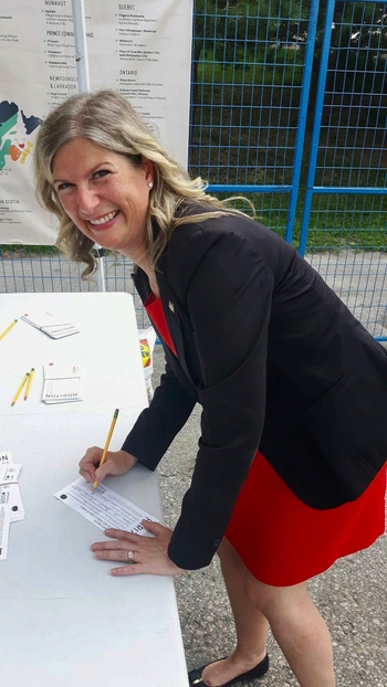 Leona Alleslev