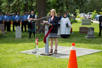 Leona Alleslev