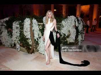  alt="Elizabeth Debicki"